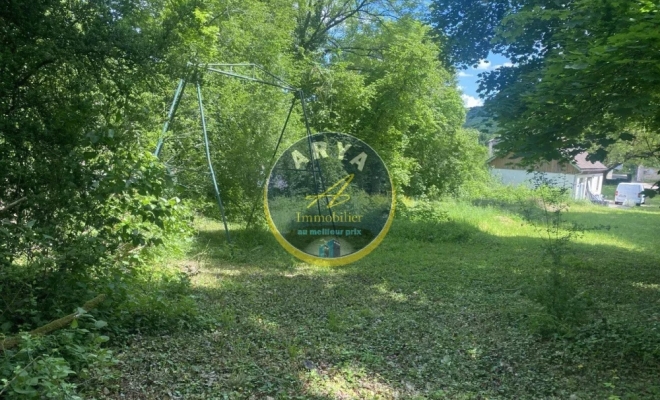Beau terrain constructible de 1000 m2, plat et non viabilisé, situé à Pont de Pany