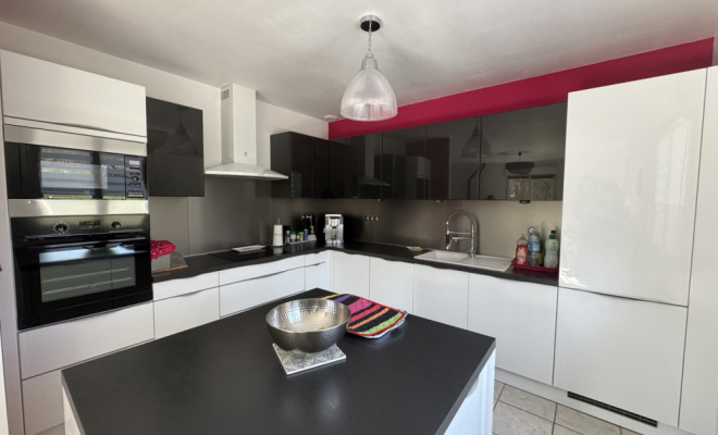 Maison de plain pied comprenant 3 chambres, terrasse, jardin et double garage – Blaisy-Bas, ARYA Immobilier estimation gratuite sous 48h 