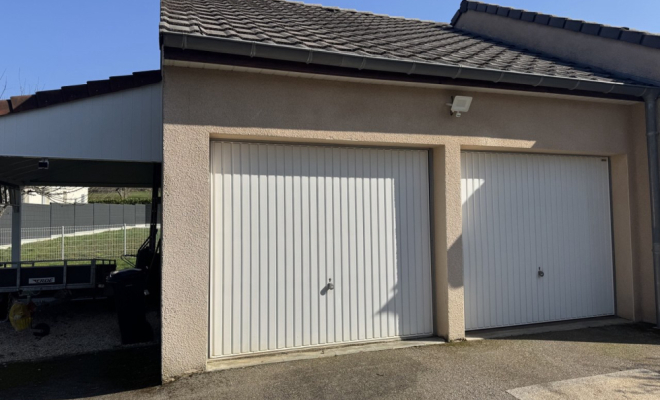 Maison de plain pied comprenant 3 chambres, terrasse, jardin et double garage – Blaisy-Bas, ARYA Immobilier estimation gratuite sous 48h 