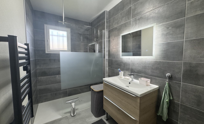 Maison de plain pied comprenant 3 chambres, terrasse, jardin et double garage – Blaisy-Bas, ARYA Immobilier estimation gratuite sous 48h 