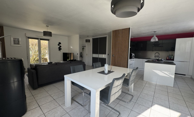 Maison de plain pied comprenant 3 chambres, terrasse, jardin et double garage – Blaisy-Bas, ARYA Immobilier estimation gratuite sous 48h 