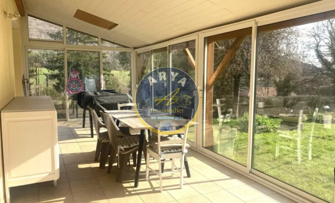 Belle maison de plain-pied sur sous-sol complet, grande véranda, belle vue sans vis-à-vis, Saint-Victor- Sur-Ouche