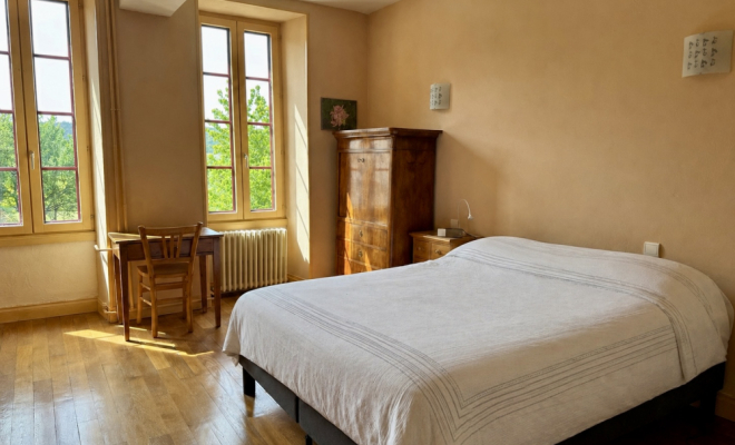 Chambre spacieuse vue jardin Le Castel – Demeure de caractère du XVᵉ siècle à Fleurey-sur-Ouche agence ARYA IMMOBILIER estimation gratuite de maison, appartement, terrain, immeuble accompagnement pour votre achat et votre vente immobilière 3 grande rue du Haut à Fleurey-Sur-Ouche 