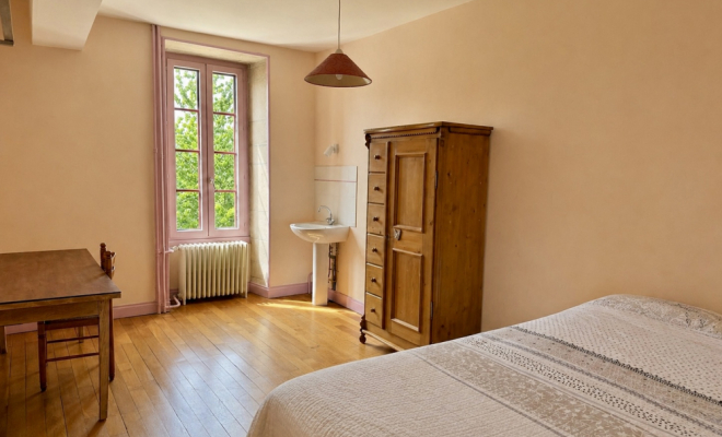 Chambre lumineuse vue jardin Le Castel – Demeure de caractère du XVᵉ siècle à Fleurey-sur-Ouche agence ARYA IMMOBILIER estimation gratuite de maison, appartement, terrain, immeuble accompagnement pour votre achat et votre vente immobilière 3 grande rue du Haut à Fleurey-Sur-Ouche 