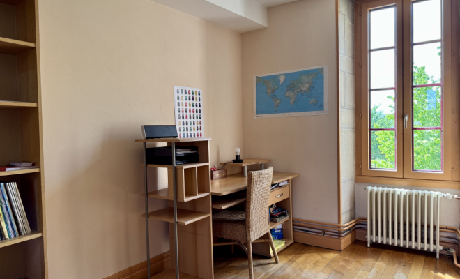 Palier bureau vue jardin Le Castel – Demeure de caractère du XVᵉ siècle à Fleurey-sur-Ouche agence ARYA IMMOBILIER estimation gratuite de maison, appartement, terrain, immeuble accompagnement pour votre achat et votre vente immobilière 3 grande rue du Haut à Fleurey-Sur-Ouche 