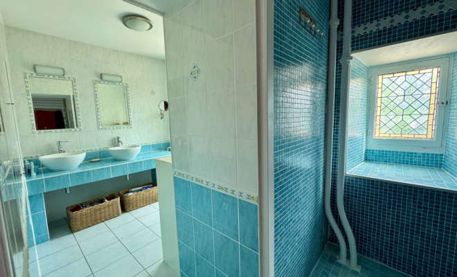 Salle de douche tour Le Castel – Demeure de caractère du XVᵉ siècle à Fleurey-sur-Ouche agence ARYA IMMOBILIER estimation gratuite de maison, appartement, terrain, immeuble accompagnement pour votre achat et votre vente immobilière 3 grande rue du Haut à Fleurey-Sur-Ouche 