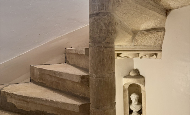 Escalier authentique Le Castel – Demeure de caractère du XVᵉ siècle à Fleurey-sur-Ouche agence ARYA IMMOBILIER estimation gratuite de maison, appartement, terrain, immeuble accompagnement pour votre achat et votre vente immobilière 3 grande rue du Haut à Fleurey-Sur-Ouche 