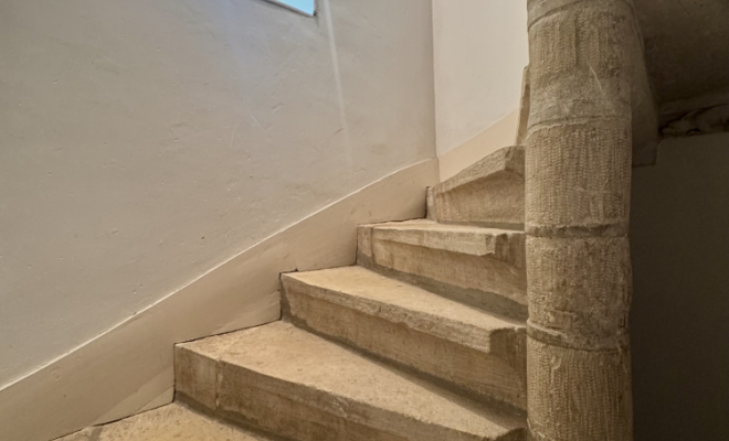 Escalier pierre orné Le Castel – Demeure de caractère du XVᵉ siècle à Fleurey-sur-Ouche agence ARYA IMMOBILIER estimation gratuite de maison, appartement, terrain, immeuble accompagnement pour votre achat et votre vente immobilière 3 grande rue du Haut à Fleurey-Sur-Ouche 
