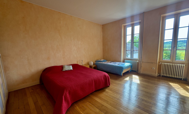 Chambre spacieuse Le Castel – Demeure de caractère du XVᵉ siècle à Fleurey-sur-Ouche agence ARYA IMMOBILIER estimation gratuite de maison, appartement, terrain, immeuble accompagnement pour votre achat et votre vente immobilière 3 grande rue du Haut à Fleurey-Sur-Ouche 