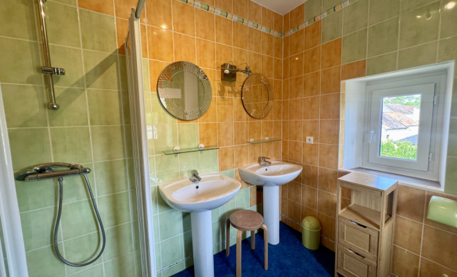 Salle de douche Le Castel – Demeure de caractère du XVᵉ siècle à Fleurey-sur-Ouche agence ARYA IMMOBILIER estimation gratuite de maison, appartement, terrain, immeuble accompagnement pour votre achat et votre vente immobilière 3 grande rue du Haut à Fleurey-Sur-Ouche 