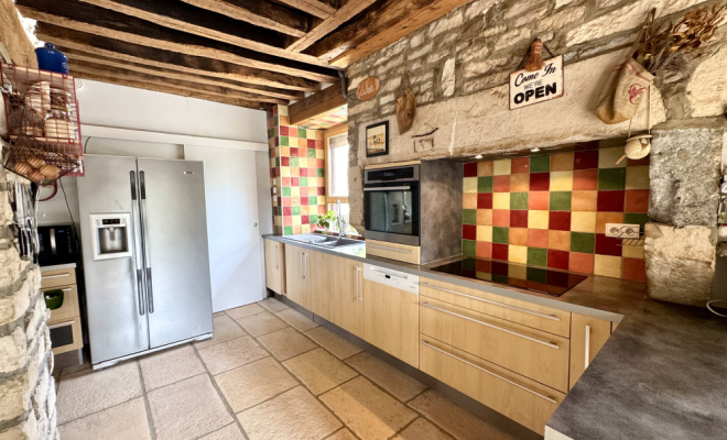 Cuisine équipée Le Castel – Demeure de caractère du XVᵉ siècle à Fleurey-sur-Ouche agence ARYA IMMOBILIER estimation gratuite de maison, appartement, terrain, immeuble accompagnement pour votre achat et votre vente immobilière 3 grande rue du Haut à Fleurey-Sur-Ouche 
