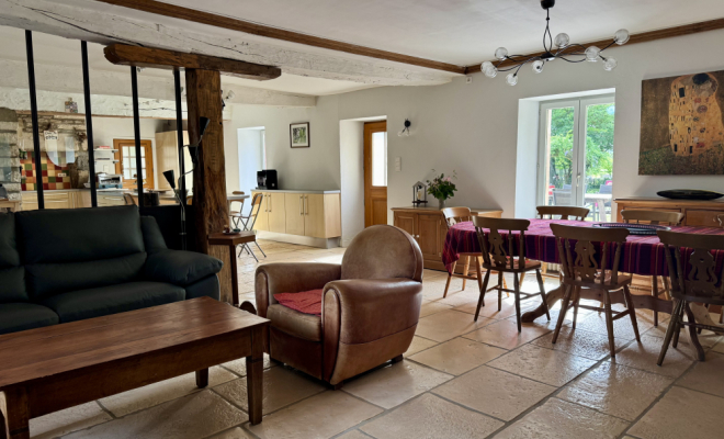 Séjour cheminée Le Castel – Demeure de caractère du XVᵉ siècle à Fleurey-sur-Ouche agence ARYA IMMOBILIER estimation gratuite de maison, appartement, terrain, immeuble accompagnement pour votre achat et votre vente immobilière 3 grande rue du Haut à Fleurey-Sur-Ouche 