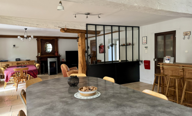 cuisine ouverte Le Castel – Demeure de caractère du XVᵉ siècle à Fleurey-sur-Ouche agence ARYA IMMOBILIER estimation gratuite de maison, appartement, terrain, immeuble accompagnement pour votre achat et votre vente immobilière 3 grande rue du Haut à Fleurey-Sur-Ouche 