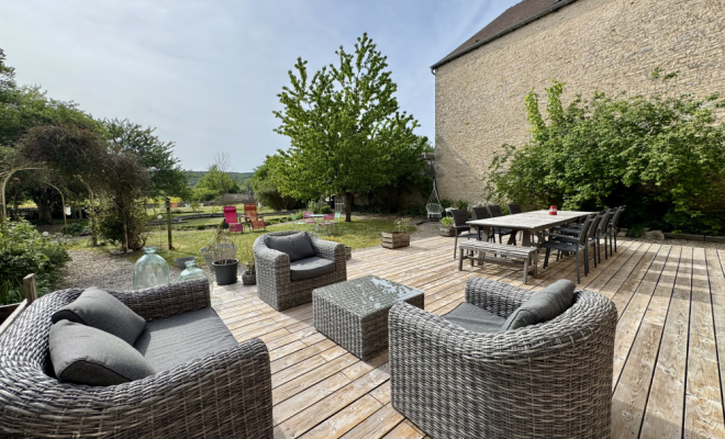 Terrasse Le Castel – Demeure de caractère du XVᵉ siècle à Fleurey-sur-Ouche agence ARYA IMMOBILIER estimation gratuite de maison, appartement, terrain, immeuble accompagnement pour votre achat et votre vente immobilière 3 grande rue du Haut à Fleurey-Sur-Ouche 