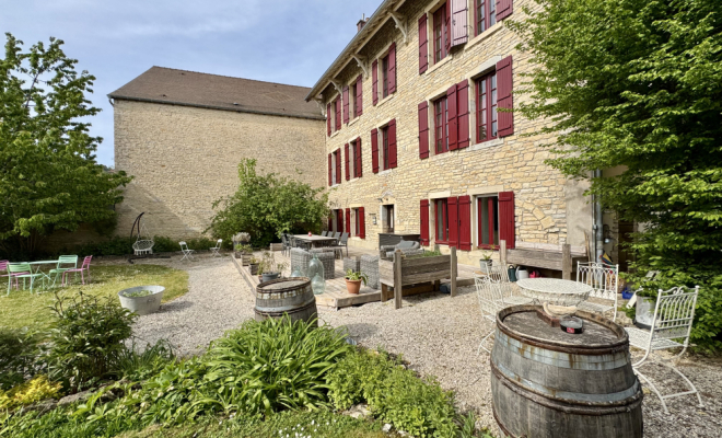 Accès terrasse Le Castel – Demeure de caractère du XVᵉ siècle à Fleurey-sur-Ouche agence ARYA IMMOBILIER estimation gratuite de maison, appartement, terrain, immeuble accompagnement pour votre achat et votre vente immobilière 3 grande rue du Haut à Fleurey-Sur-Ouche 