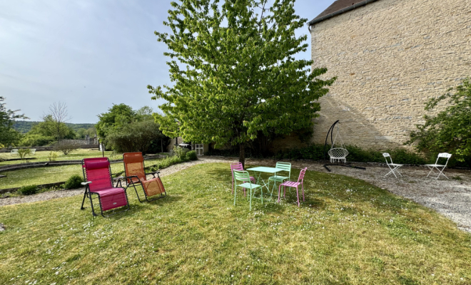 Jardin arboré Le Castel – Demeure de caractère du XVᵉ siècle à Fleurey-sur-Ouche agence ARYA IMMOBILIER estimation gratuite de maison, appartement, terrain, immeuble accompagnement pour votre achat et votre vente immobilière 3 grande rue du Haut à Fleurey-Sur-Ouche 