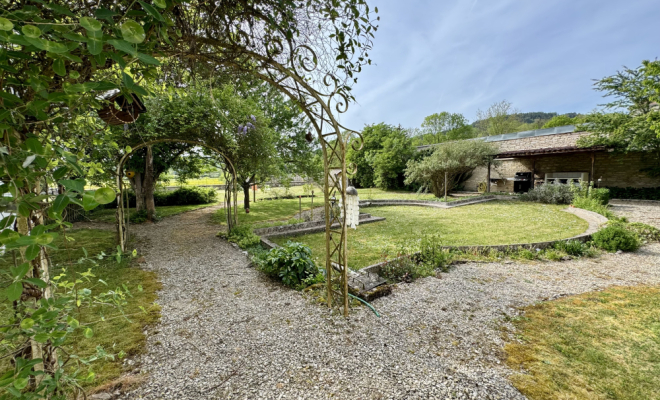 Jardin paysagé Le Castel – Demeure de caractère du XVᵉ siècle à Fleurey-sur-Ouche agence ARYA IMMOBILIER estimation gratuite de maison, appartement, terrain, immeuble accompagnement pour votre achat et votre vente immobilière 3 grande rue du Haut à Fleurey-Sur-Ouche 