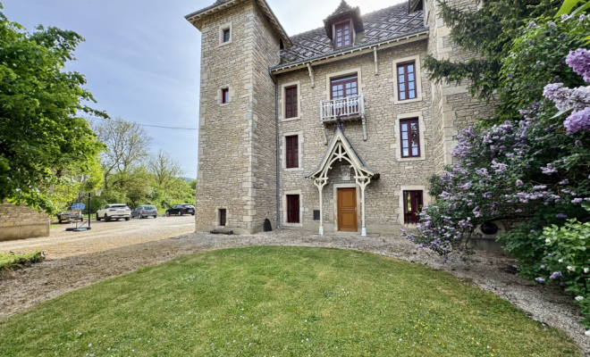 Façade en pierre avec tours ornés de vitraux cachet de l’ancien Le Castel – Demeure de caractère du XVᵉ siècle à Fleurey-sur-Ouche agence ARYA IMMOBILIER estimation gratuite de maison, appartement, terrain, immeuble accompagnement pour votre achat et votre vente immobilière 3 grande rue du Haut à Fleurey-Sur-Ouche 