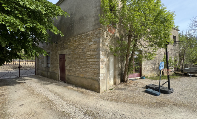 Dépendance avec garage Le Castel – Demeure de caractère du XVᵉ siècle à Fleurey-sur-Ouche agence ARYA IMMOBILIER estimation gratuite de maison, appartement, terrain, immeuble accompagnement pour votre achat et votre vente immobilière 3 grande rue du Haut à Fleurey-Sur-Ouche 