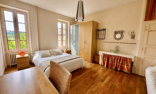 Chambre lumineuse point d’eau Le Castel – Demeure de caractère du XVᵉ siècle à Fleurey-sur-Ouche agence ARYA IMMOBILIER estimation gratuite de maison, appartement, terrain, immeuble accompagnement pour votre achat et votre vente immobilière 3 grande rue du Haut à Fleurey-Sur-Ouche 