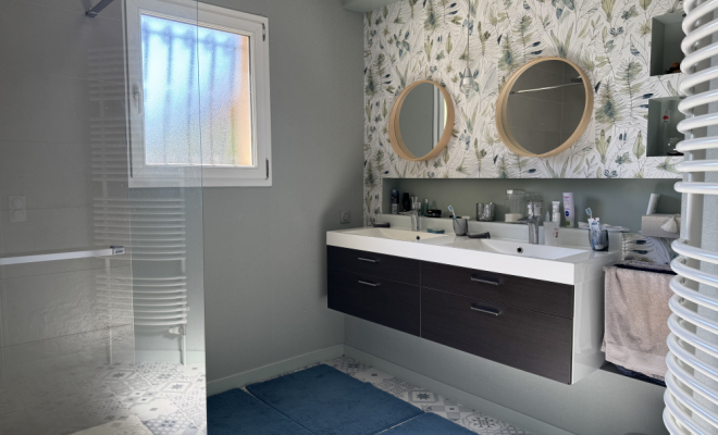 Salle de douche à l’italienne avec rangements sur mesure Bureau avec rangement sur mesure intégré MAISON DE PLAIN-PIED AVEC PISCINE, ATELIER ET DÉPENDANCES – ENVIRONNEMENT CALME ET PRÉSERVÉ, Dijon, ARYA Immobilier 