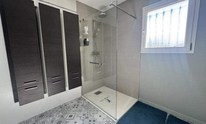 Salle de douche à l’italienne avec rangements sur mesure Bureau avec rangement sur mesure intégré MAISON DE PLAIN-PIED AVEC PISCINE, ATELIER ET DÉPENDANCES – ENVIRONNEMENT CALME ET PRÉSERVÉ, Dijon, ARYA Immobilier 