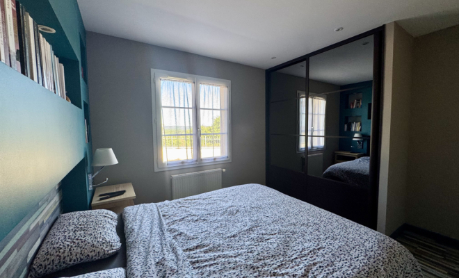 Chambre avec aménagements sur mesure tête de lit bibliothèque et dressing MAISON DE PLAIN-PIED AVEC PISCINE, ATELIER ET DÉPENDANCES – ENVIRONNEMENT CALME ET PRÉSERVÉ, Dijon, ARYA Immobilier 
