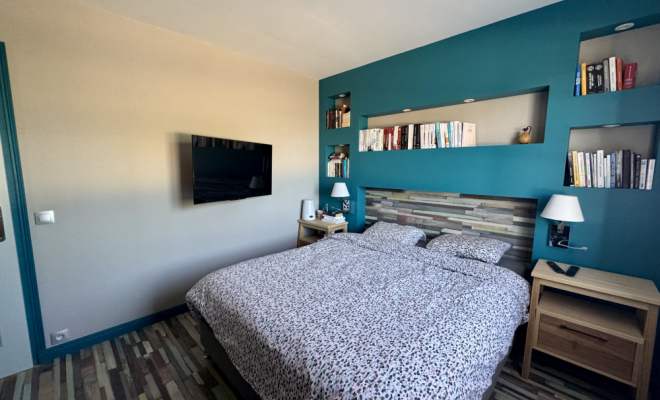 Chambre avec aménagements sur mesure tête de lit bibliothèque et dressing MAISON DE PLAIN-PIED AVEC PISCINE, ATELIER ET DÉPENDANCES – ENVIRONNEMENT CALME ET PRÉSERVÉ, Dijon, ARYA Immobilier 