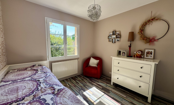 Chambre Salle de douche à l’italienne avec rangements sur mesure Bureau avec rangement sur mesure intégré MAISON DE PLAIN-PIED AVEC PISCINE, ATELIER ET DÉPENDANCES – ENVIRONNEMENT CALME ET PRÉSERVÉ, Dijon, ARYA Immobilier 