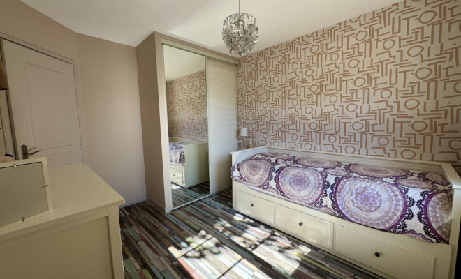Chambre avec rangement Salle de douche à l’italienne avec rangements sur mesure Bureau avec rangement sur mesure intégré MAISON DE PLAIN-PIED AVEC PISCINE, ATELIER ET DÉPENDANCES – ENVIRONNEMENT CALME ET PRÉSERVÉ, Dijon, ARYA Immobilier 