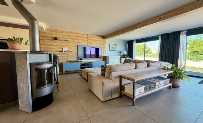 Salon lumineux avec baies vitrées MAISON DE PLAIN-PIED AVEC PISCINE, ATELIER ET DÉPENDANCES – ENVIRONNEMENT CALME ET PRÉSERVÉ, Dijon, ARYA Immobilier