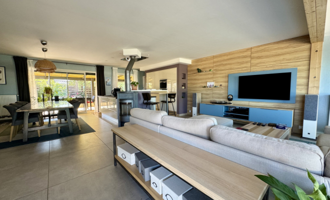 Salon lumineux avec baies vitrées MAISON DE PLAIN-PIED AVEC PISCINE, ATELIER ET DÉPENDANCES – ENVIRONNEMENT CALME ET PRÉSERVÉ, Dijon, ARYA Immobilier