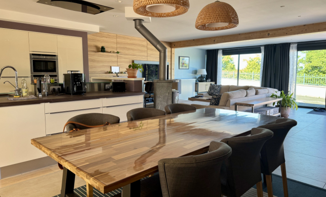 Salon lumineux avec baies vitrées MAISON DE PLAIN-PIED AVEC PISCINE, ATELIER ET DÉPENDANCES – ENVIRONNEMENT CALME ET PRÉSERVÉ, Dijon, ARYA Immobilier