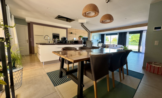 séjour cuisine ouverte avec cheminée MAISON DE PLAIN-PIED AVEC PISCINE, ATELIER ET DÉPENDANCES – ENVIRONNEMENT CALME ET PRÉSERVÉ, Dijon, ARYA Immobilier