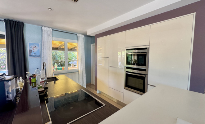 Salon lumineux avec baies vitrées MAISON DE PLAIN-PIED AVEC PISCINE, ATELIER ET DÉPENDANCES – ENVIRONNEMENT CALME ET PRÉSERVÉ, Dijon, ARYA Immobilier