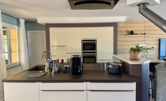 Cuisine de marque haute qualité Salon lumineux avec baies vitrées MAISON DE PLAIN-PIED AVEC PISCINE, ATELIER ET DÉPENDANCES – ENVIRONNEMENT CALME ET PRÉSERVÉ, Dijon, ARYA Immobilier