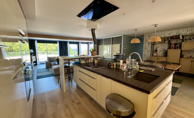 Cuisine entièrement équipée moderne Salon lumineux avec baies vitrées MAISON DE PLAIN-PIED AVEC PISCINE, ATELIER ET DÉPENDANCES – ENVIRONNEMENT CALME ET PRÉSERVÉ, Dijon, ARYA Immobilier