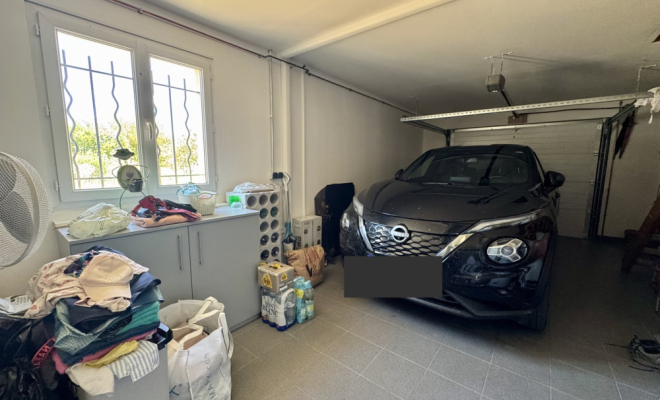 Grand garage voiture avec étage aménageable MAISON DE PLAIN-PIED AVEC PISCINE, ATELIER ET DÉPENDANCES – ENVIRONNEMENT CALME ET PRÉSERVÉ, Dijon, ARYA Immobilier 