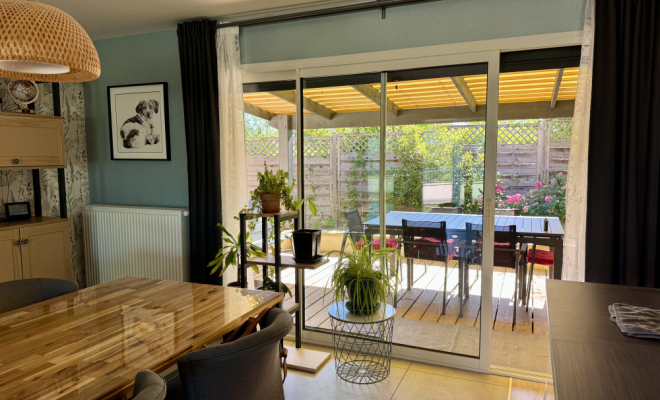 Belle terrasse abritée MAISON DE PLAIN-PIED AVEC PISCINE, ATELIER ET DÉPENDANCES – ENVIRONNEMENT CALME ET PRÉSERVÉ, Dijon, ARYA Immobilier 