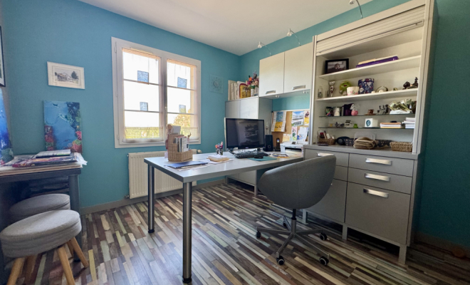 Bureau avec rangement sur mesure intégré MAISON DE PLAIN-PIED AVEC PISCINE, ATELIER ET DÉPENDANCES – ENVIRONNEMENT CALME ET PRÉSERVÉ, Dijon, ARYA Immobilier 