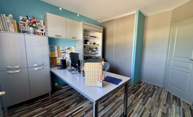 Bureau avec rangement sur mesure intégré MAISON DE PLAIN-PIED AVEC PISCINE, ATELIER ET DÉPENDANCES – ENVIRONNEMENT CALME ET PRÉSERVÉ, Dijon, ARYA Immobilier 