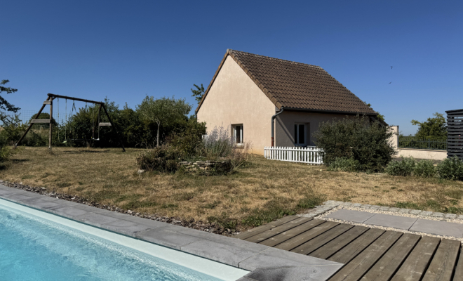 Atelier dépendance de la maison amenageable avec rangements sur mesure Bureau avec rangement sur mesure intégré MAISON DE PLAIN-PIED AVEC PISCINE, ATELIER ET DÉPENDANCES – ENVIRONNEMENT CALME ET PRÉSERVÉ, Dijon, ARYA Immobilier 