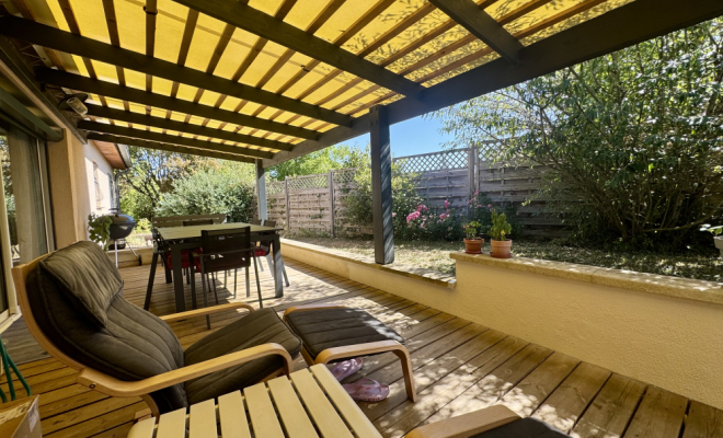Belle terrasse abritée MAISON DE PLAIN-PIED AVEC PISCINE, ATELIER ET DÉPENDANCES – ENVIRONNEMENT CALME ET PRÉSERVÉ, Dijon, ARYA Immobilier 