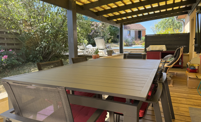 Terrasse vue piscine Bureau avec rangement sur mesure intégré MAISON DE PLAIN-PIED AVEC PISCINE, ATELIER ET DÉPENDANCES – ENVIRONNEMENT CALME ET PRÉSERVÉ, Dijon, ARYA Immobilier 