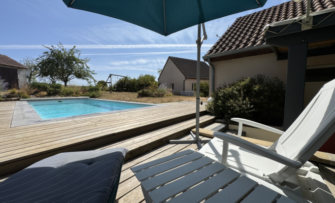terrasse vue piscine MAISON DE PLAIN-PIED AVEC PISCINE, ATELIER ET DÉPENDANCES – ENVIRONNEMENT CALME ET PRÉSERVÉ, Dijon, ARYA Immobilier