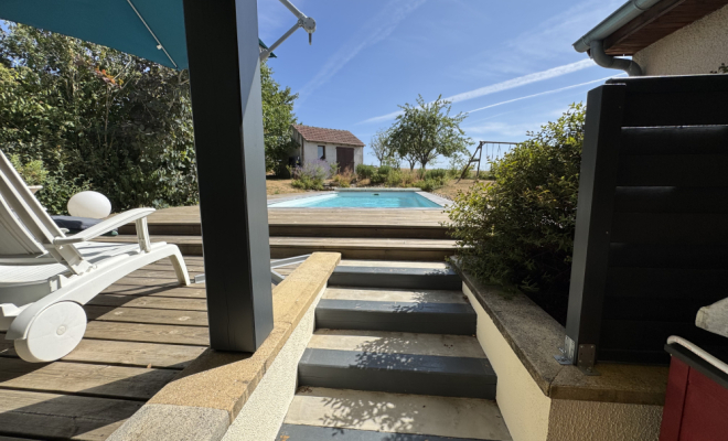 Terrasse vue piscine MAISON DE PLAIN-PIED AVEC PISCINE, ATELIER ET DÉPENDANCES – ENVIRONNEMENT CALME ET PRÉSERVÉ, Dijon, ARYA Immobilier
