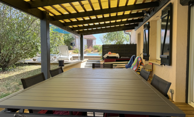 Terrasse vue piscine MAISON DE PLAIN-PIED AVEC PISCINE, ATELIER ET DÉPENDANCES – ENVIRONNEMENT CALME ET PRÉSERVÉ, Dijon, ARYA Immobilier