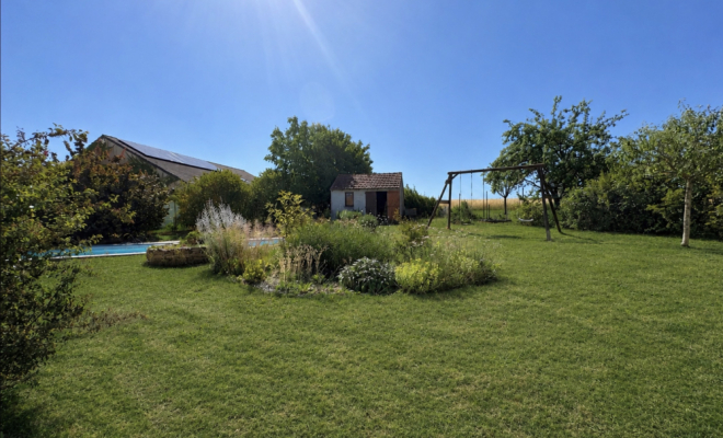 Jardin arboré MAISON DE PLAIN-PIED AVEC PISCINE, ATELIER ET DÉPENDANCES – ENVIRONNEMENT CALME ET PRÉSERVÉ, Dijon, ARYA Immobilier