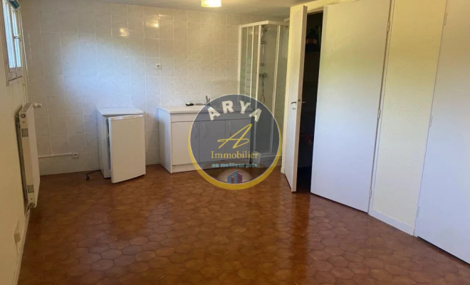 Maison de plain-pied lumineuse et au calme d'une impasse, cinq chambres, sous-sol complet, garage double, beau terrain, ARYA Immobilier, estimation gratuite sous 48h