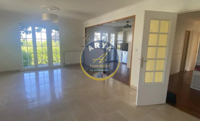Maison de plain-pied lumineuse et au calme d'une impasse, cinq chambres, sous-sol complet, garage double, beau terrain, ARYA Immobilier, estimation gratuite sous 48h